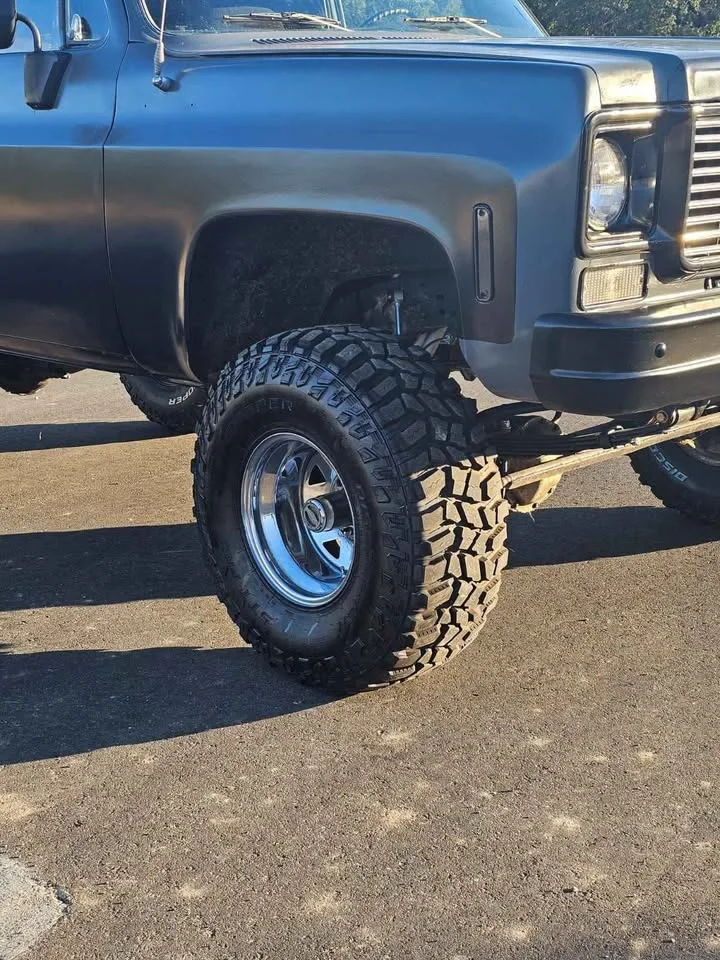 1976 Chevy Blazer with 6 inch Lift 35 inch Tires